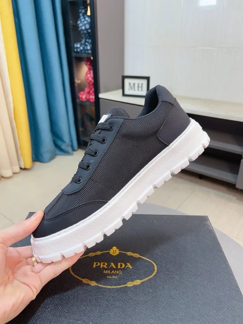 Men's shoes 💰440🌹🌹Prada 〈prada〉 luxury and fashionable high-end products ✊🔥The perfect last shape and top-notch handcrafting make this shoe immediately create a strong aristocratic atmosphere. Imported first-layer cowhide with brogue carving crafts💋Genuine leather lining🎶Rubber combination outsole specially imported from France for leather shoes😍Color: Mysterious Black☕️Size 38～44